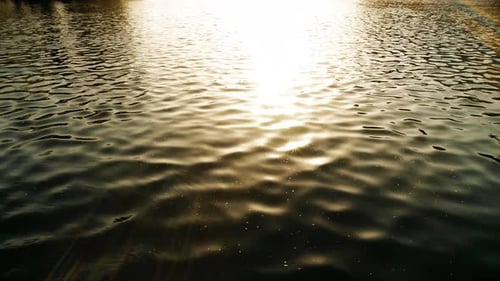Sonne spiegelt sich im Wasser