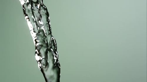 Água derramando e espirrando em câmera ultra câmera lenta a 1500 fps em uma superfície refletora - WATER POURS