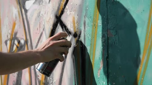 Pintura artística de paredes na rua. Grafite.