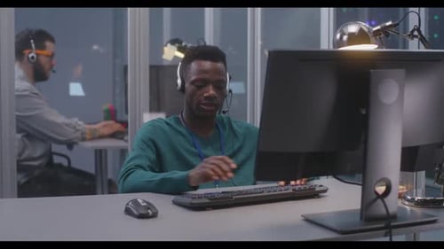 Jeune homme travaillant dans un centre de données