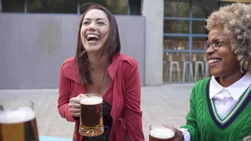 Unbeschwerte Freunde genießen das gemeinsame Trinken in der Bar im Freien