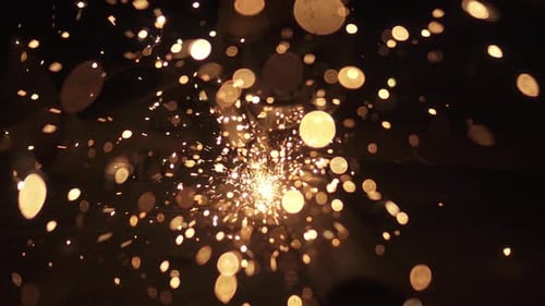 De nombreuses étincelles lumineuses créées par la meuleuse d'angle