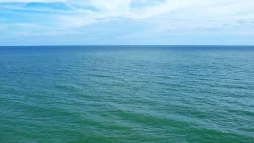 4K-Luftdrohnenaufnahme wunderschöner Meereswellen, Flug über das Meer.