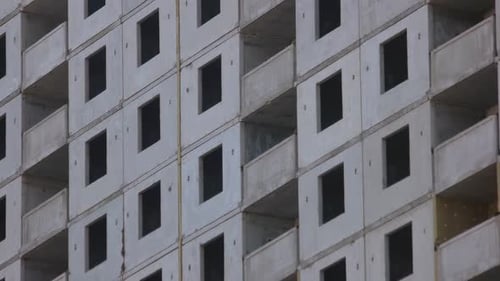 Nuevo edificio rascacielos en construcción y grúa amarilla