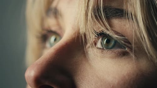 Weiblicher Blick mit blauen Augen