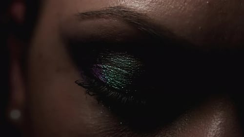 Foto de primer plano de ojos femeninos