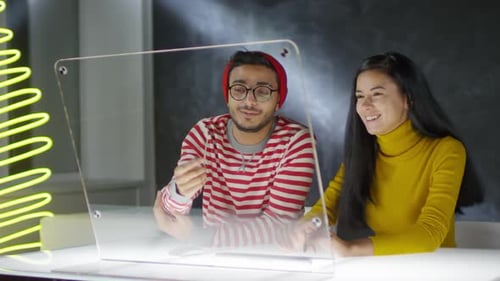 Dos amigos que usan la interfaz Glass AR