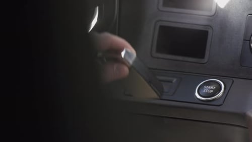 Homme poussant la voiture à la main