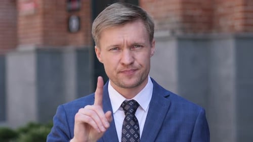Nein, Geschäftsmann lehnt Angebot mit winkendem Finger ab