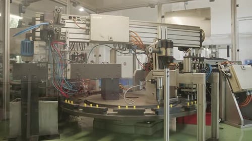 Vista de uma máquina antiga e produção em uma fábrica