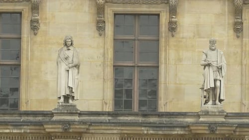 Estátuas na fachada do Museu do Louvre