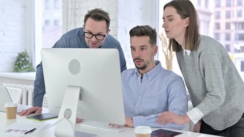 Attraktives Startup-Team diskutiert und arbeitet am Desktop