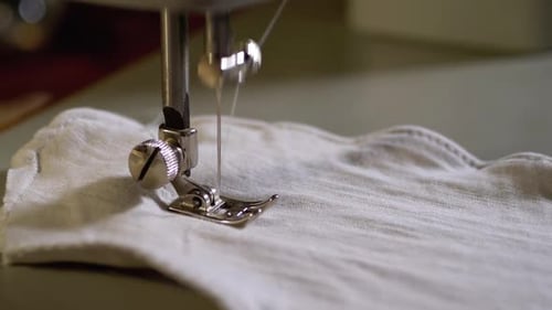 Aguja para máquina de coser en cámara lenta
