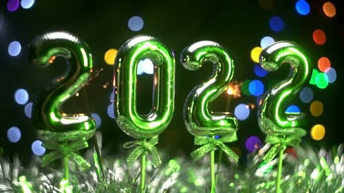 Celebrando el Año Nuevo 2022, la cámara gira alrededor de decoraciones navideñas y bengalas