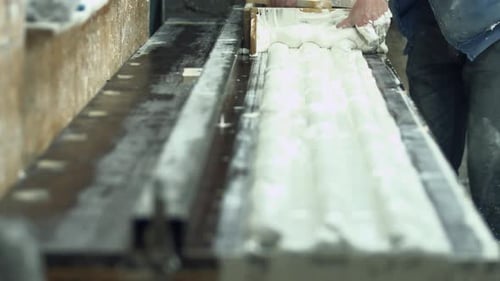 Pièces en gypse pour la décoration.