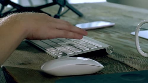 Un homme caucasien tapant sur un clavier sans fil 08