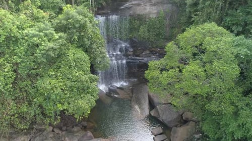 Wasserfall im Dschungel