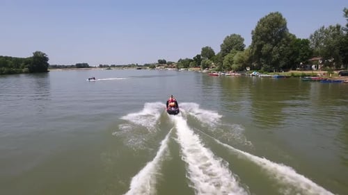 Jetski auf einem Fluss