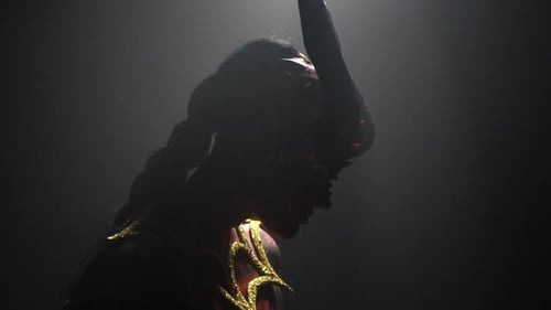 Silhouette d'une femme démoniaque effrayante avec de grosses cornes et une armure dorée