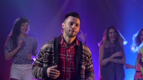 Leute im Club, feiern und das Nachtleben genießen. Smoke-Hintergrund