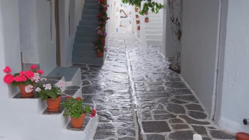 Promenade dans la rue Naousa sur l'île de Paros, Grèce
