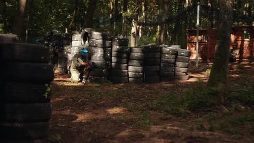 Paintball ist ein actiongeladener Adrenalin-Pumping-Sport, der im Freien gespielt wird. Freunde tragen Tarnung