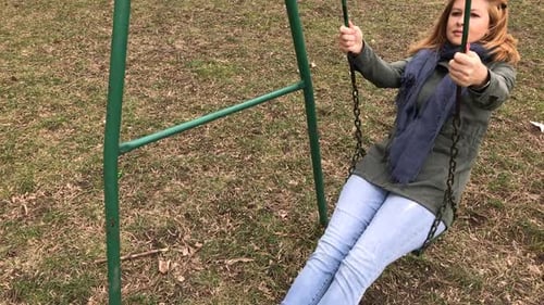 Femme blonde caucasienne sur un siège à chaîne en plein air Ralenti 1920X1080 vidéo HD - Femme aime le swin