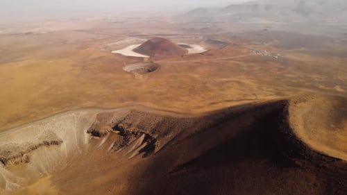 Über den Vulkankrater auf dem Mars fliegen und den Roten Planeten von einem Raumschiff aus erkunden