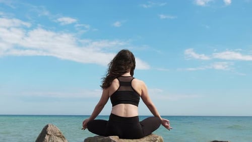 Océan Méditation Nature Yoga Femme Plage Vagues Ciel