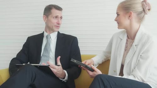 Mann und Frau des jungen Geschäftsteams sprechen über Marketing auf einem Tablet mit sozialem Netzwerk.