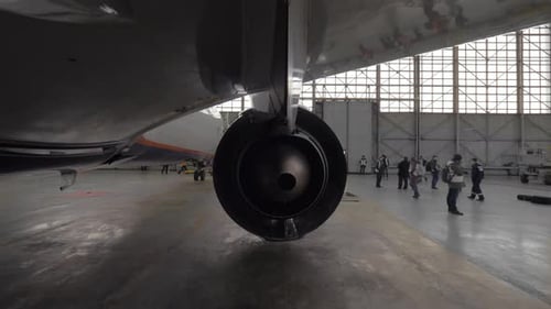 Flugzeug im Reparatur-Hangar