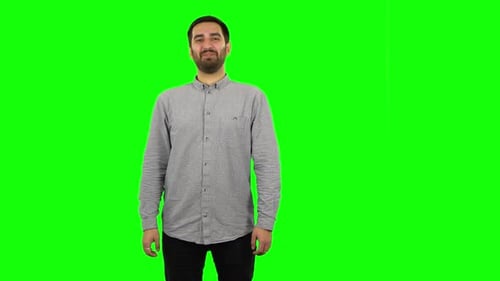 Der brünette Typ lacht. Greenscreen