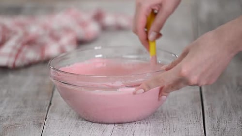 Panadero haciendo mousse de bayas para pastel
