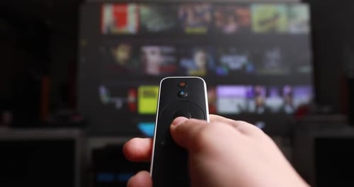 Wählt Internet-TV-Kanäle mit Nahaufnahme per Fernbedienung von Hand aus