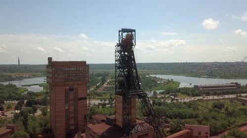 Mine in der Stadt rote Eisenerz-Luftdrohne rechte Seite Kamerabewegung.Drohnen-Luftwinkelansicht