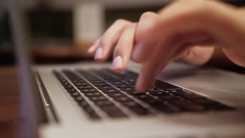 Hände tippen auf der Laptoptastatur