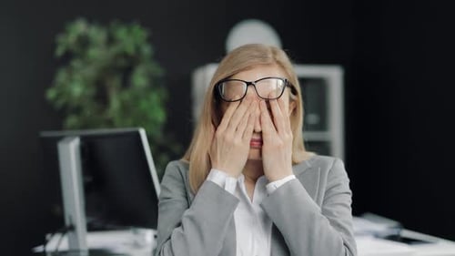 человек трет глаза от усталости перед экраном