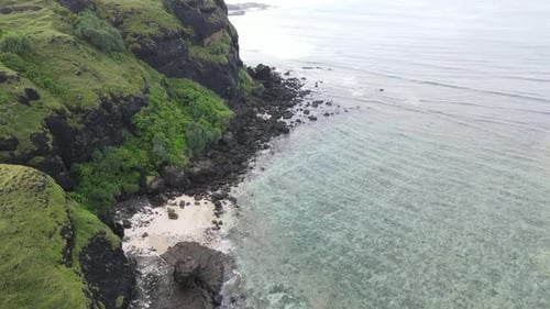 Ruhige Wellen an einem tropischen Strand