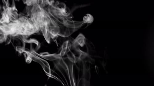 Weicher Nebel in Zeitlupe auf dunklem Hintergrund