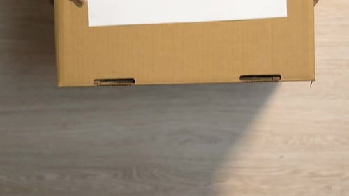 Box für Freiwillige in Handschuhen mit Spendenschild, Charity for Poor People