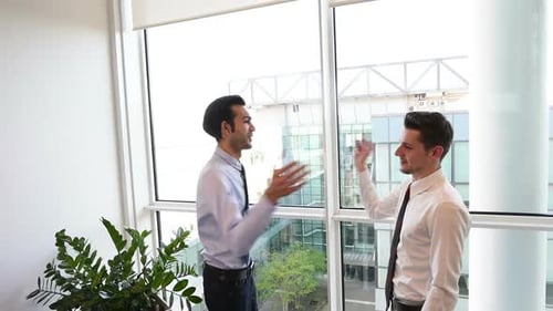 Zeitlupe zwei junge Geschäftsmann Indoor-Büro Innen Händeschütteln
