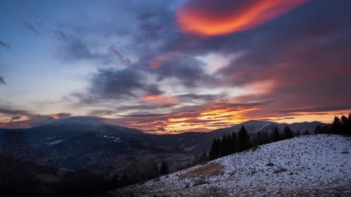 beaux nuages colorés du matin peu avant le lever du soleil