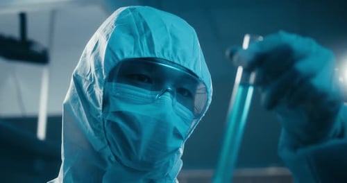Científico examinando una muestra en el laboratorio