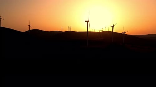 Windmühlenpark mit Sonnenuntergang