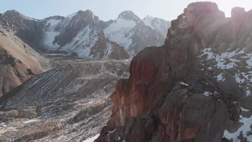 Vue aérienne de l'homme dans les montagnes d'hiver