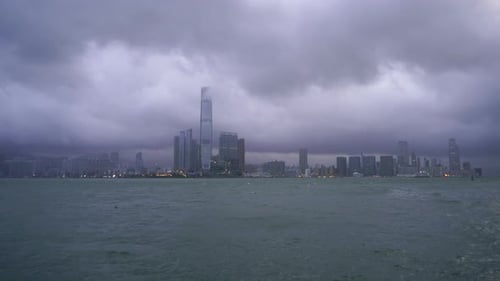 Innenstadt von Hongkong mit Wolken im Sturm. Dramatisch Himmel mit Regen im Victoria Harbour