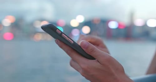 Gros plan de l'utilisation d'un téléphone intelligent la nuit