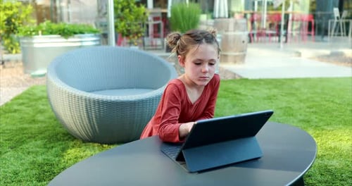 Cette fille apprend à distance