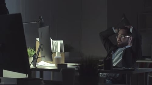 Mann müde aber versucht zu arbeiten