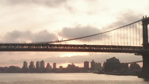 VUELO AÉREO: vuelo bajo el puente de Brooklyn al amanecer en la ciudad de Nueva York